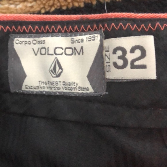 Men’s Volcom Shorts - Picture 4 of 7